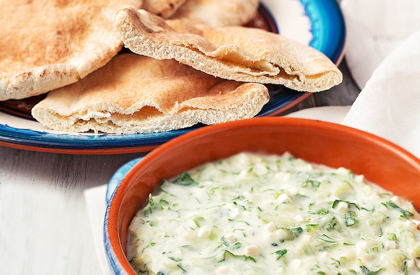 Греческий соус цацики - идеальное дополнение к блюдам средиземноморской кухни